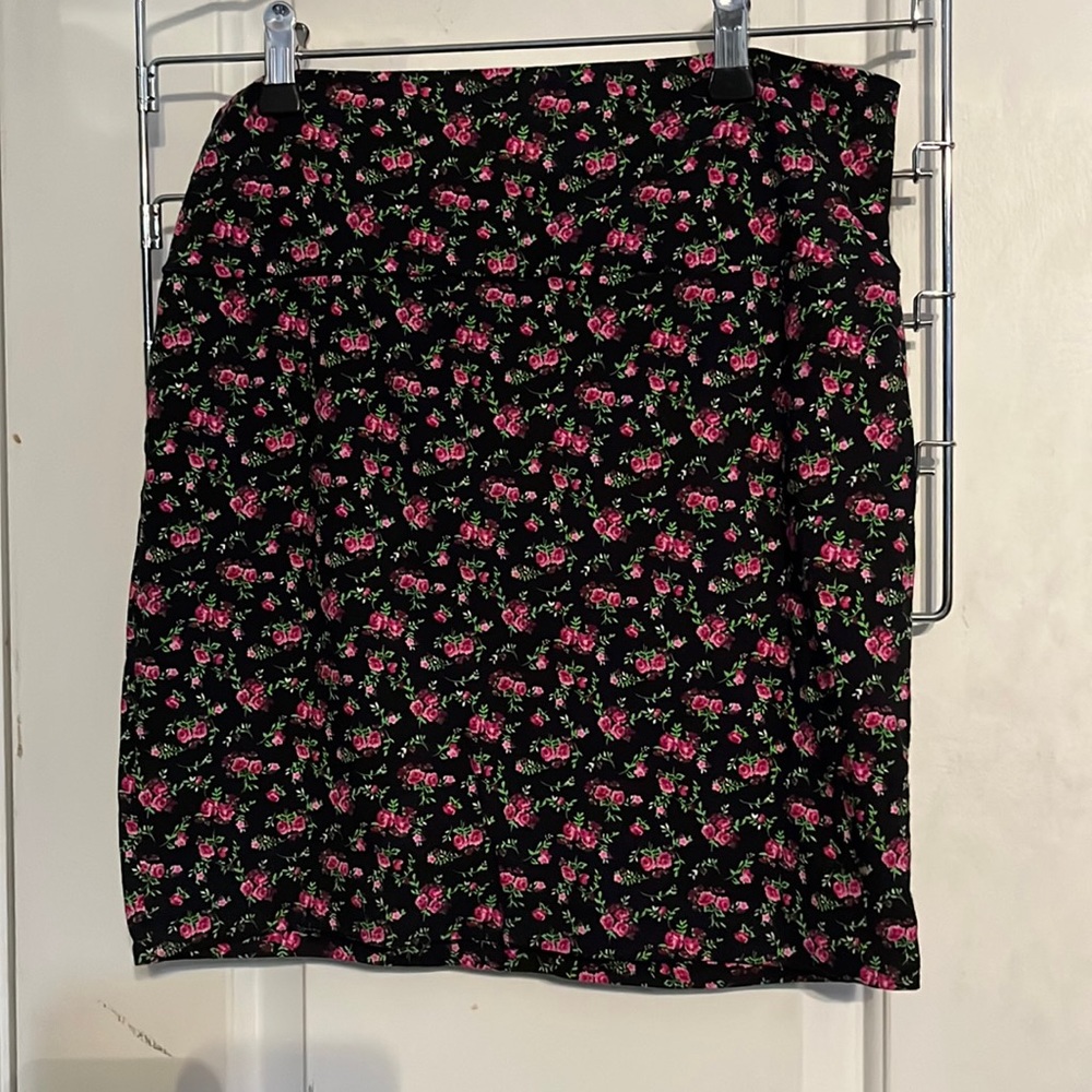 Ambiance apparel flowered skirt size Large. NWOT